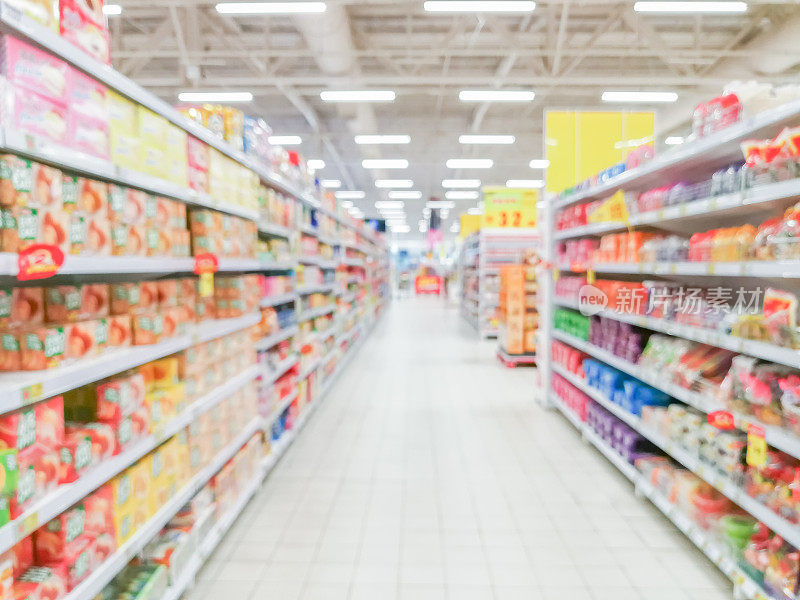 抽象模糊的超市通道，五颜六色的货架和难以辨认的顾客作为背景