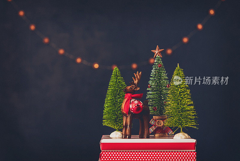简单的圣诞安排，鹿和礼物
