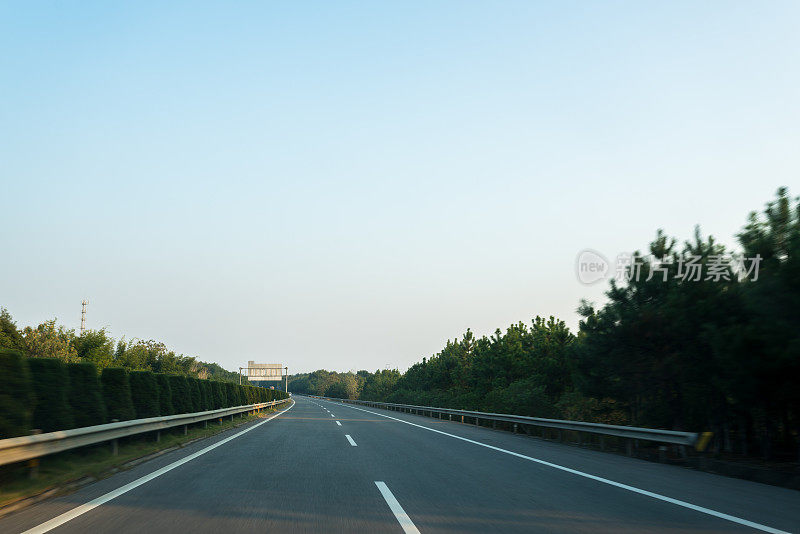 高速公路在阳光下变得模糊