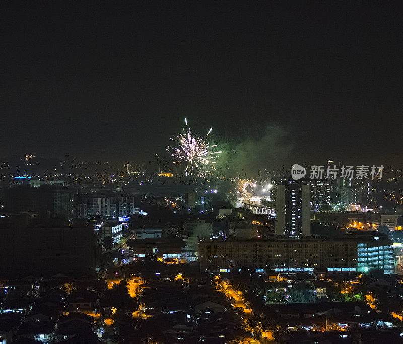 亚洲郊区的庆祝焰火