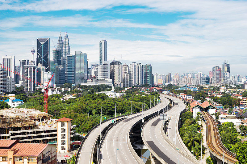 云中的高架公路穿越现代城市