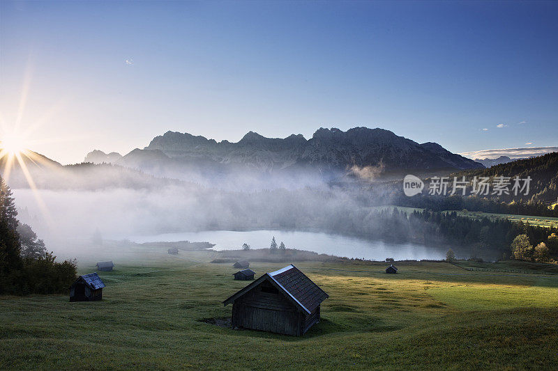 格罗尔德湖上阴沉沉的早晨，卡温德尔山的景色