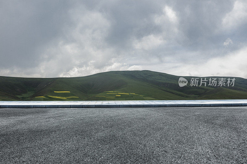 空的公路穿越山脉