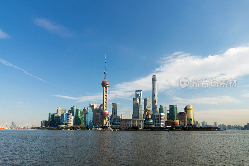 上海全景和多云的天空。陆家嘴金融区和黄浦江。从外滩堤岸看。中国