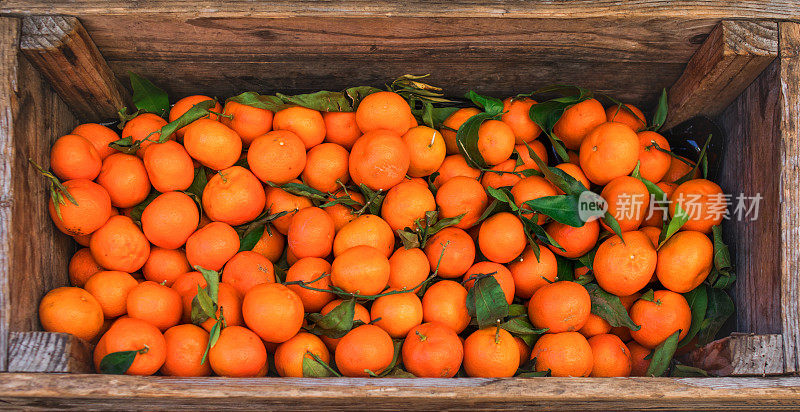 柑橘类。在农贸市场或商店展示的新鲜橙子。收获的概念。俯视图