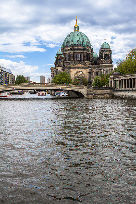 施普雷河和柏林大教堂，德国柏林
