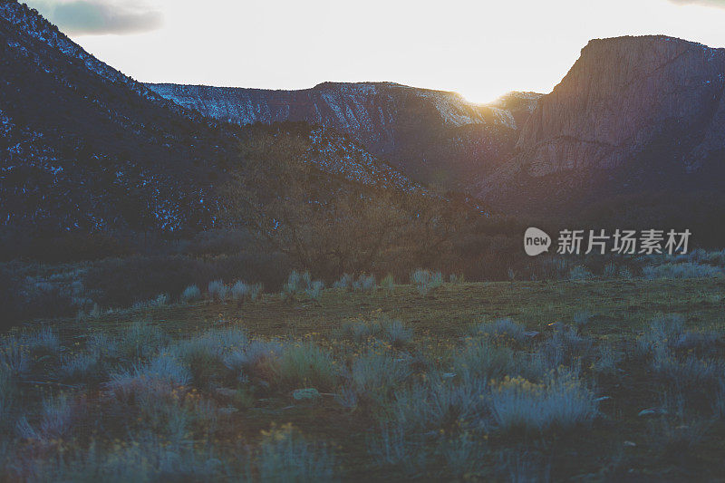 科罗拉多西部晚冬天空山脉和地平线上的云在日落