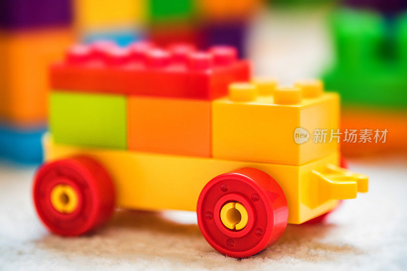 用积木制成的塑料玩具车