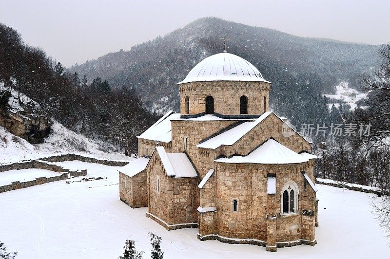 雪中古老的东正教修道院