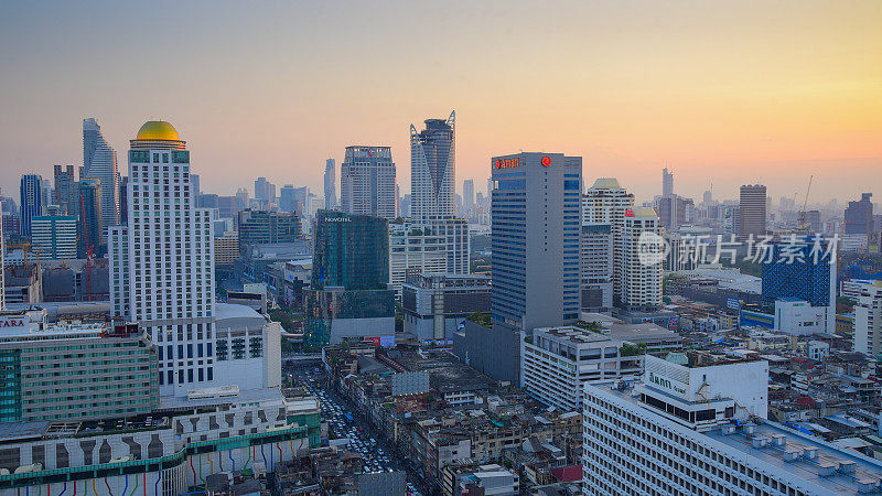 黄昏俯瞰高层建筑的城市商业区全景(泰国曼谷)