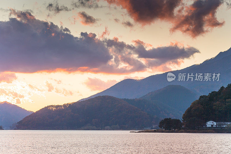 早晨的富士山和川口湖，秋季的富士山在山町。