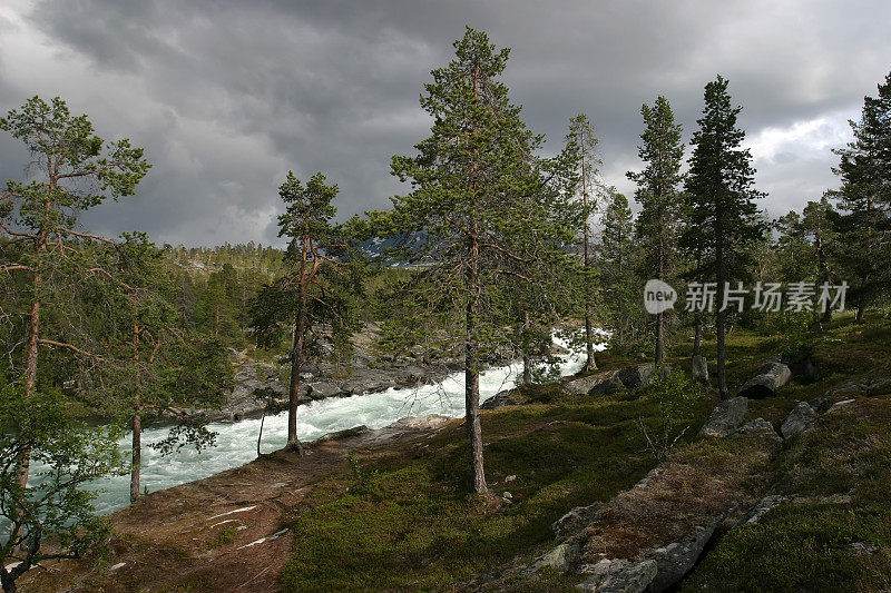 挪威河瀑布鸟瞰图风景