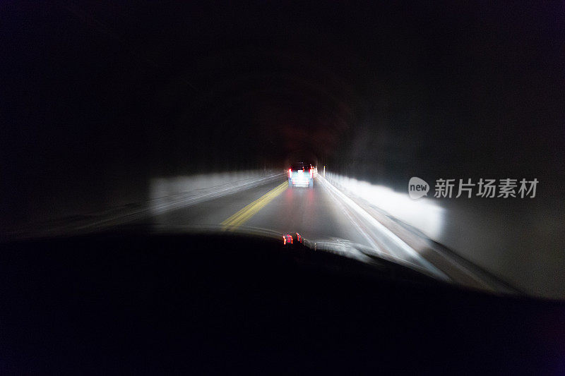 驾驶汽车通过道路隧道的速度与前灯和运动模糊