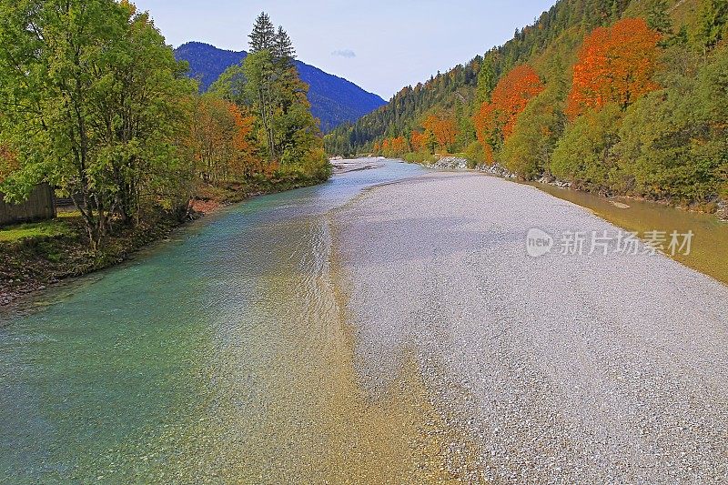 秋天的阿尔卑斯林地景观中的河流-德国巴伐利亚阿尔卑斯