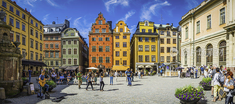 斯德哥尔摩Stortorget游客在中世纪广场五颜六色的房子，餐馆瑞典