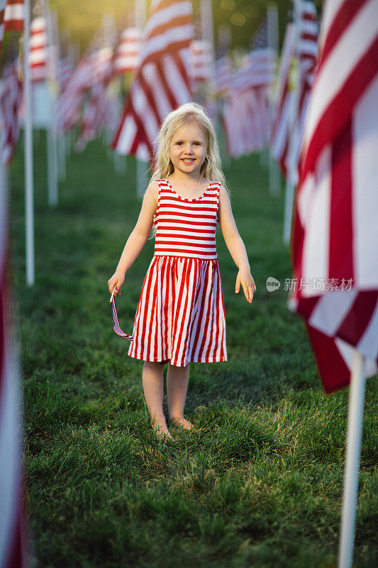 美国女孩站在旗帜上