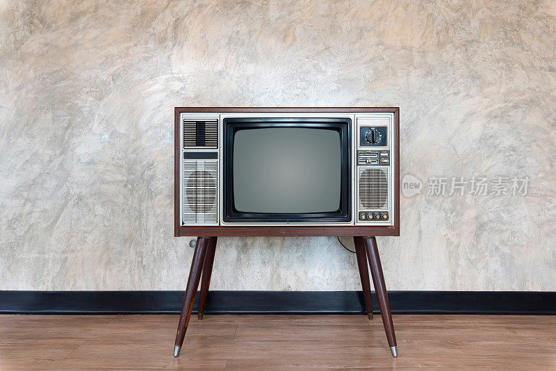 地板上靠墙的老式电视机