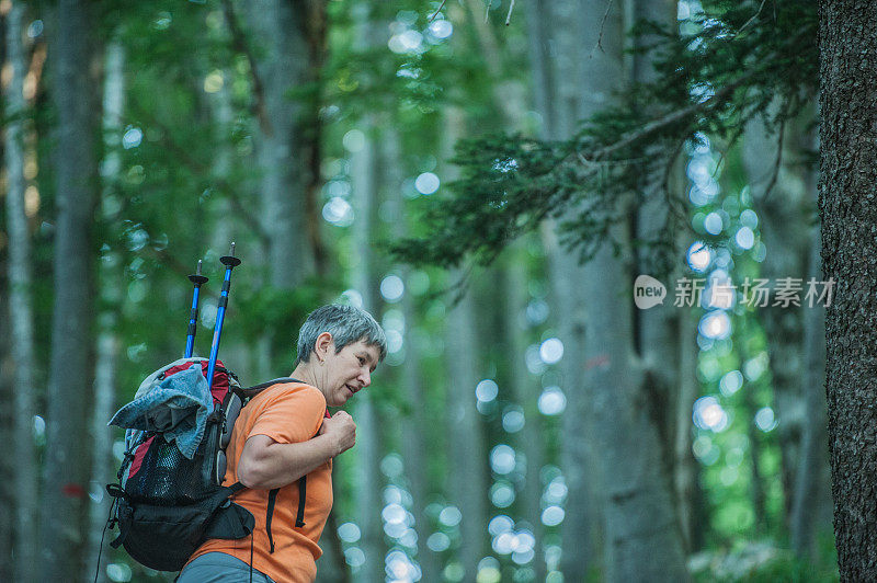 快乐成熟的女人在徒步旅行