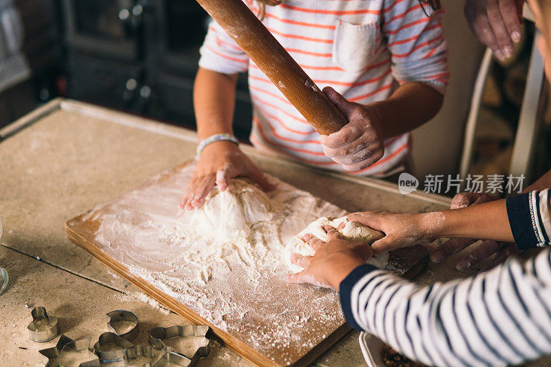 在饼干面团上使用擀面杖