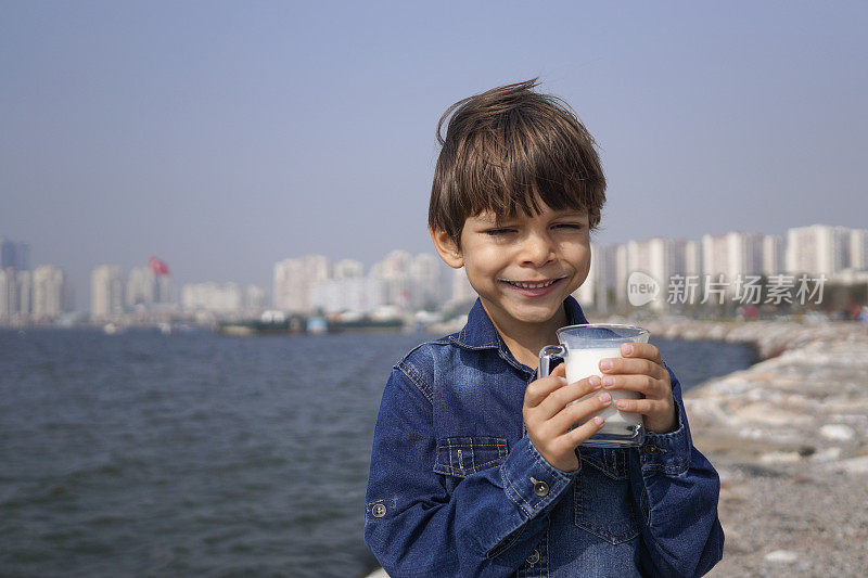 小男孩喝牛奶