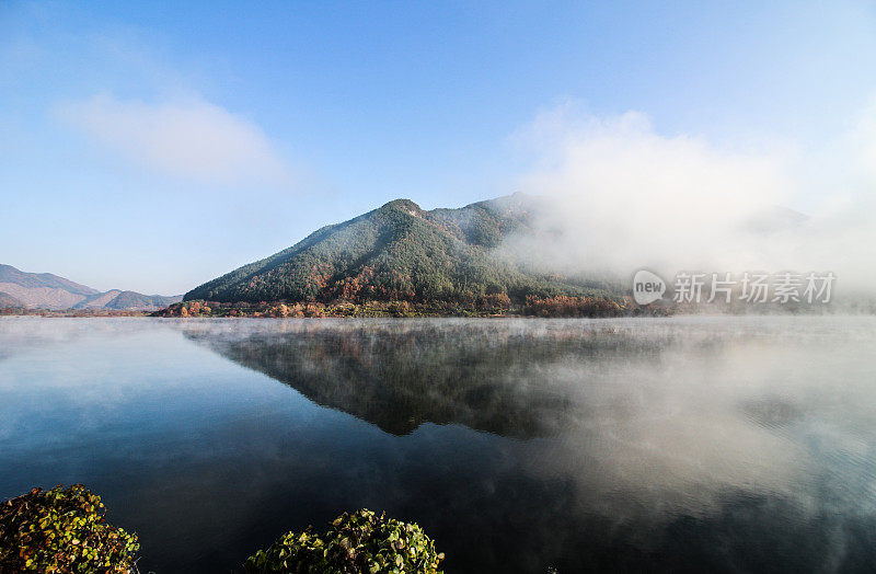 秋日清晨的永丹湖美景