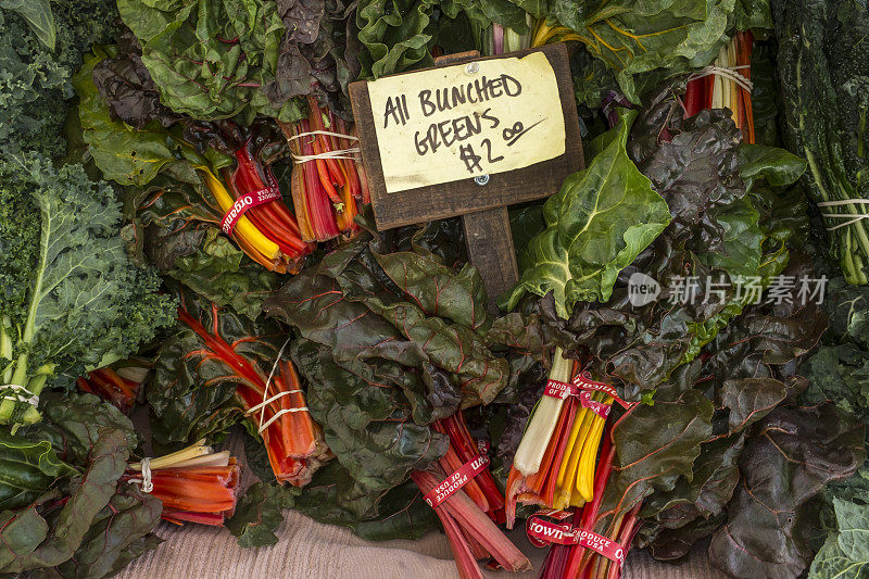 户外农贸市场的有机彩虹甜菜特写