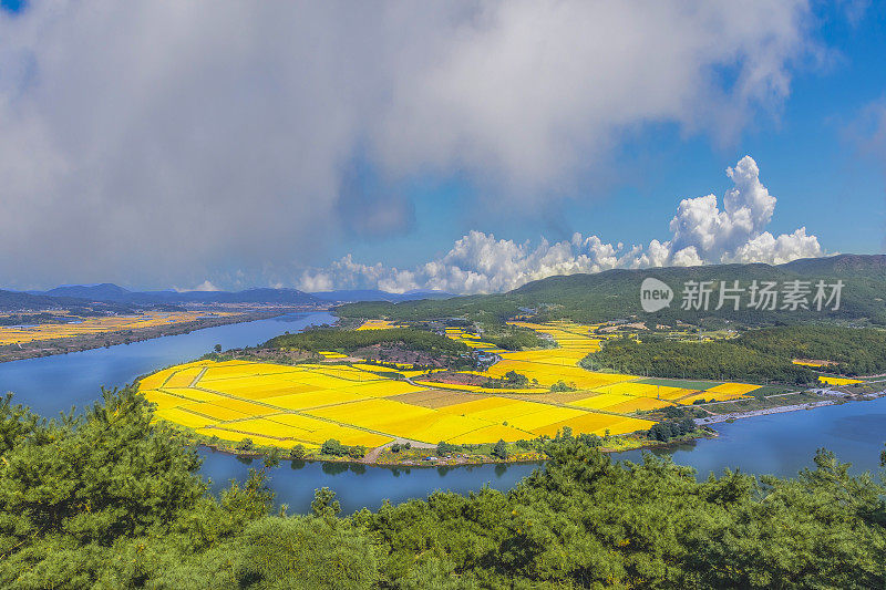 秋天的天空，河流和田野的美丽和谐:VH股票534