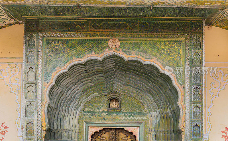 斋浦尔的印度喷漆门