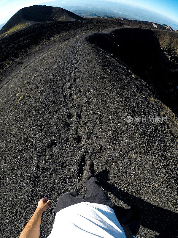 人在火山上行走