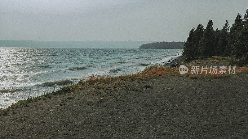 黄石湖的波浪冲击着海岸