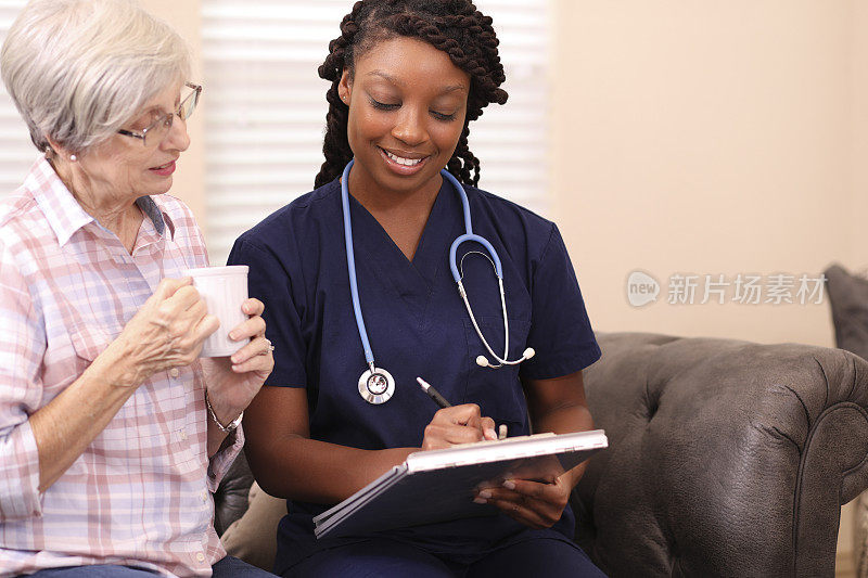 老年妇女和家庭保健护士。