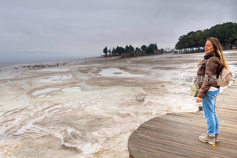 快乐的女人探索土耳其的Pamukkale