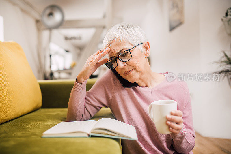 女人在打电话时做记录