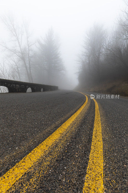 雾蒙蒙的哥伦比亚河高速公路。