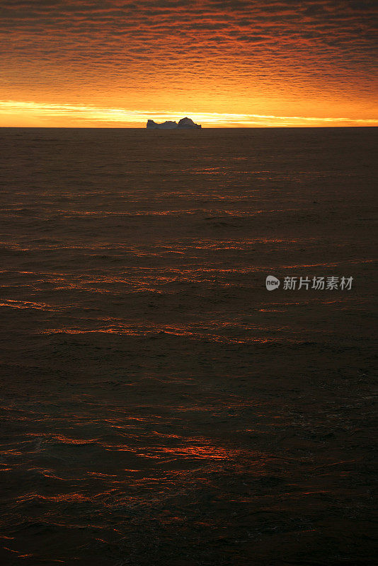 漂浮的冰山和南极洲的夕阳