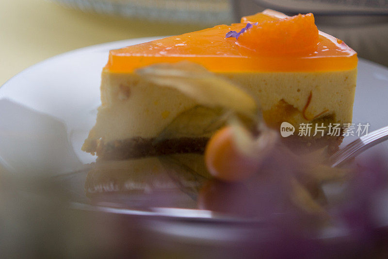 自制柑橘芝士蛋糕配香草，薄荷和藏红花