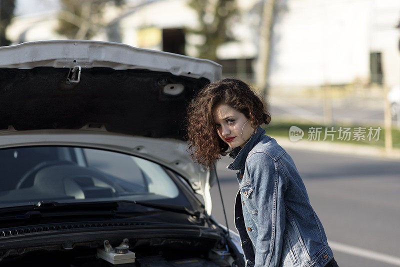 一个不幸的女人开着一辆破车