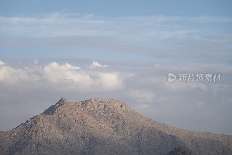 秘鲁北部特鲁希略附近的山区景观