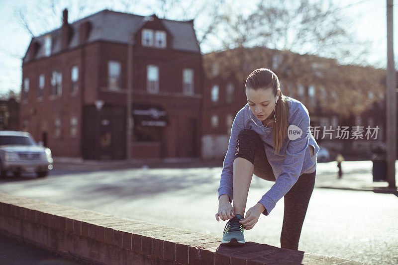 女人系鞋带