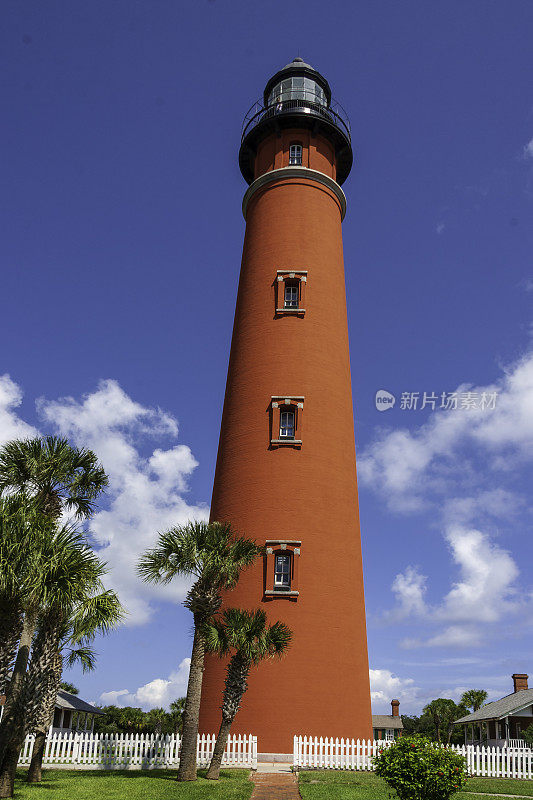 庞塞湾灯塔位于佛罗里达州的代托纳海滩附近