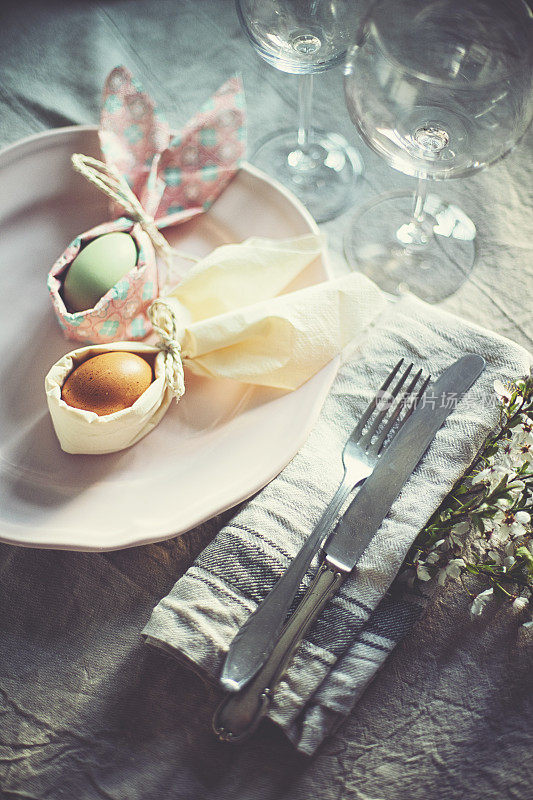 准备色彩丰富的复活节菜肴和复活节彩蛋