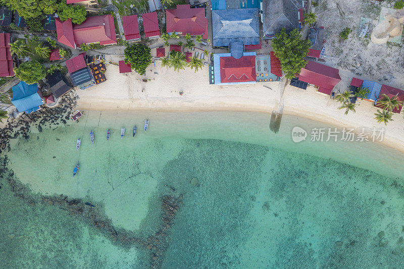 海滩和附近建筑物的鸟瞰图