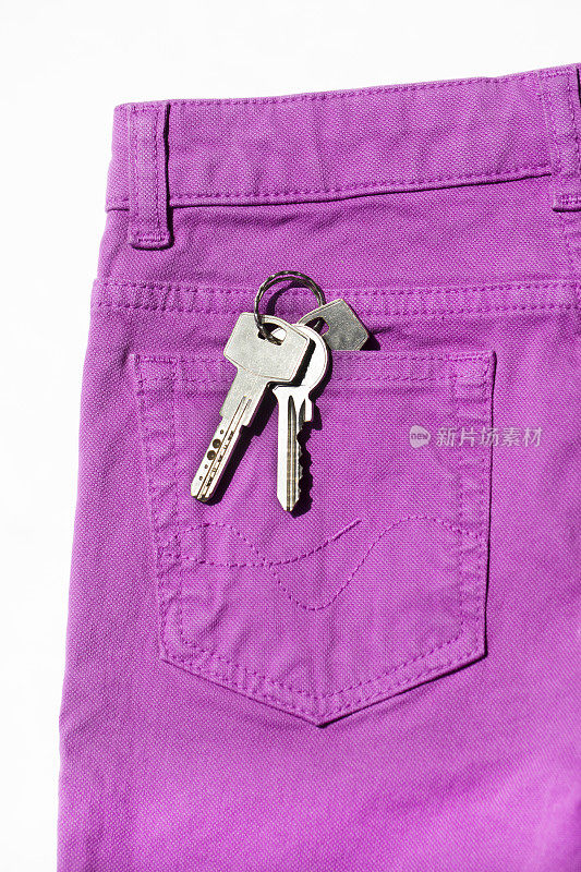 钥匙挂在紫色牛仔裤的前口袋里