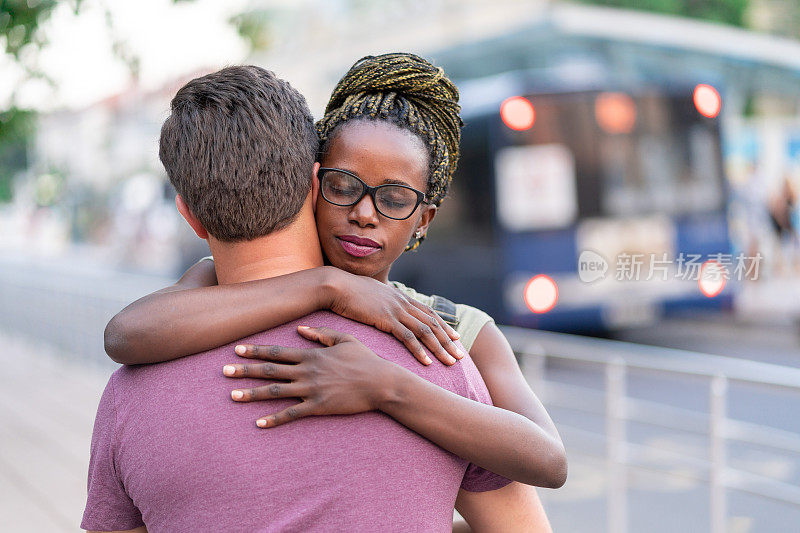 一个非洲女人在街上拥抱她的男朋友