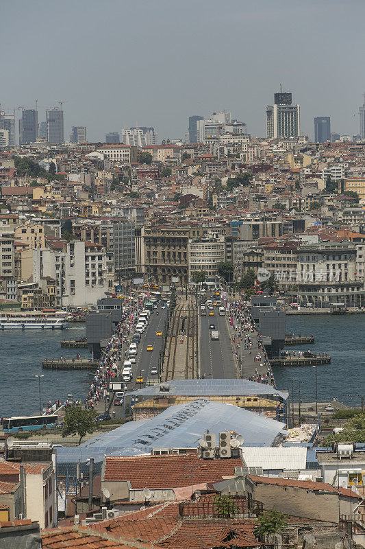土耳其伊斯坦布尔米诺努法提赫附近的金角湾和加拉塔大桥