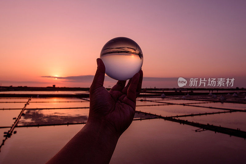 水晶球捕捉美丽的日落