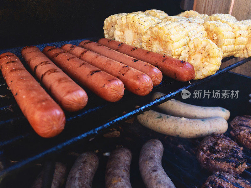 户外烧烤热狗，玉米棒，菲达奶酪鸡肉，菠菜，猪肉汉堡