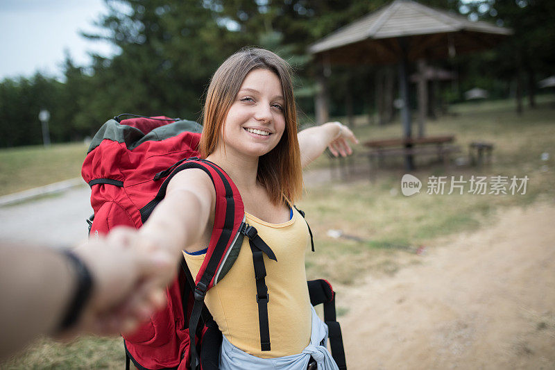 和男友牵手的女性徒步旅行者