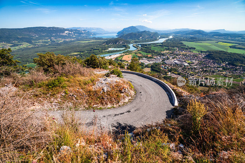 从大哥伦比亚山顶弯曲的山路特写，法国风景中部的艾因省的Bugey山，库洛斯小镇，罗纳河和著名的布尔热湖在夏天