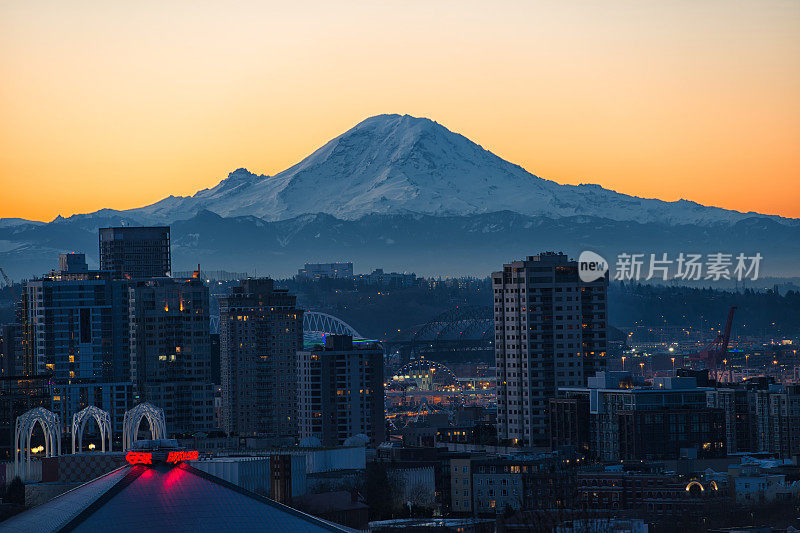 西雅图和黎明的雷尼尔山